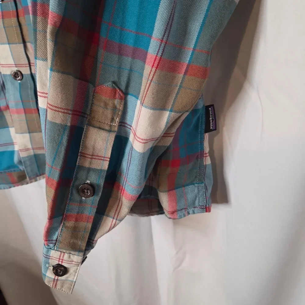 Patagonia Men's Casual Light Weight Blue and Red Plaid Button-Down Shirt Size L